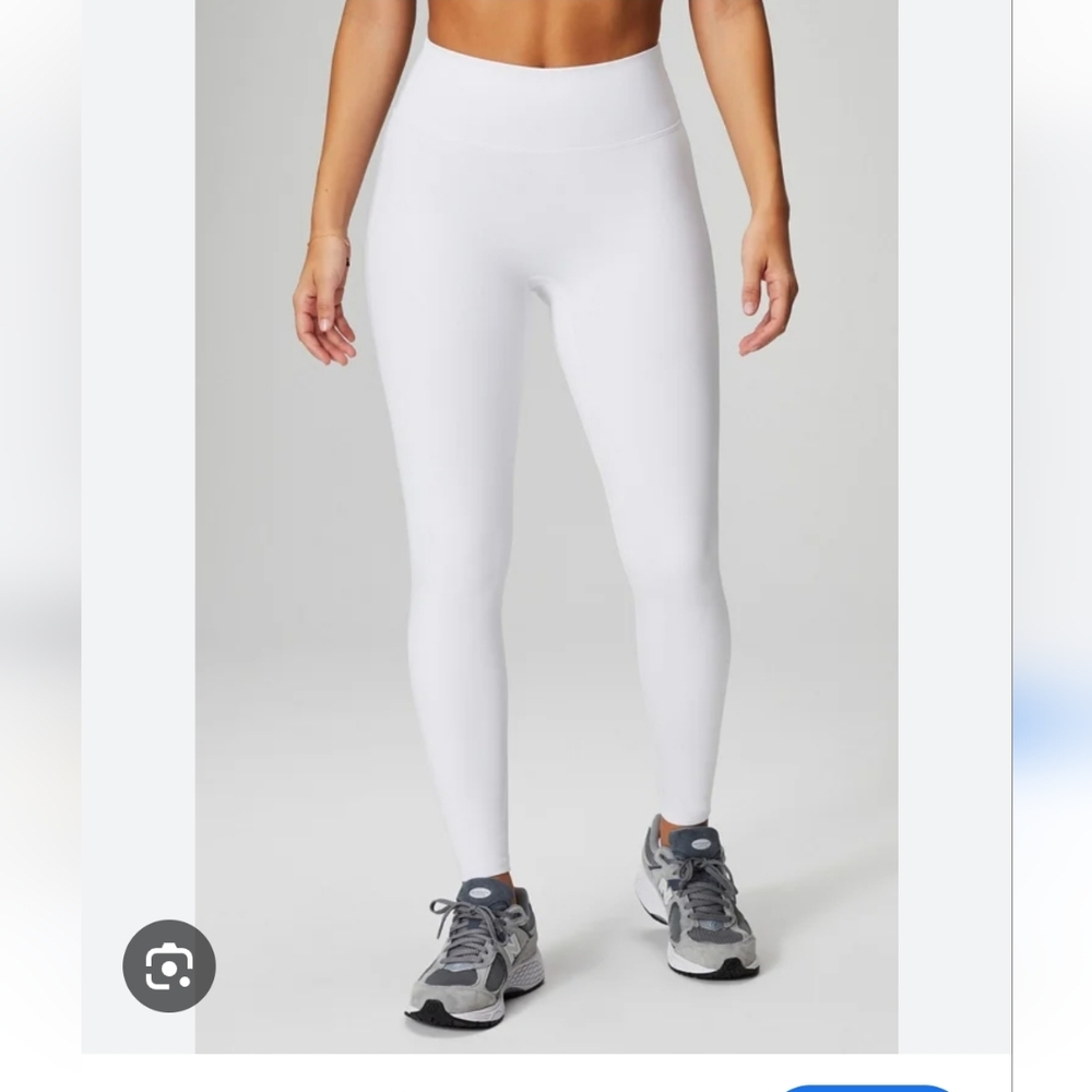 Fabletics white yoga pants with pockets. SIZE M. NEW with Tags